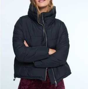 Puffer Jacket - Gina Tricot - Säljer denna Puffer jacka från Gina Tricot i storlek XS. Passar även mindre S. Säljer pga att jag inte har användning av den, använd endast 1 gång. Säljer för 200 kr eller budgivning om fler är intresserade💕 nypriset ligger på 599 kr