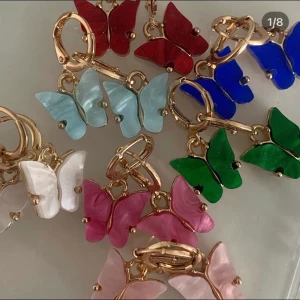 Fjärilsörhängen  - 🦋örhängen  nu finns dessa inne i lager!😍 - 40KR/ST, 2 FÖR 75KR ELLER 3 FÖR 115KR, frakt tillkommer på 11kr, följ min instagram där det finns mer smycken - clarassmycken, mörkrosa, mörkblå finns kvar!