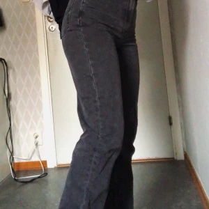 Gråa raka jeans  - Dessa jeans är från Asos, collusion. Tyvärr är dom för små för mig och jag hann inte lämna tillbaka dem.:/// men men, de är i princip oanvända och tänker att de kan få ett annat hem! 💕 :)  fraktar för 79 kr eller möts upp i örebro<3 (skriv för fler bilder)