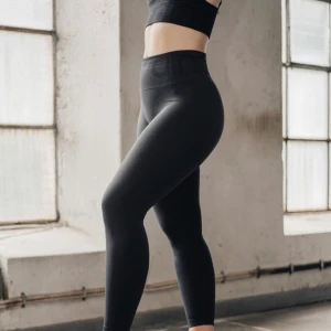 Attention Seamless Tights - Säljer dessa träningstights i storlek M från Aimn eftersom att dem är förstora för mig! Ordinariepris är 649 kronor men säljer dem för 149 kr. Dem är väldigt sköna! Köparen står för frakten.