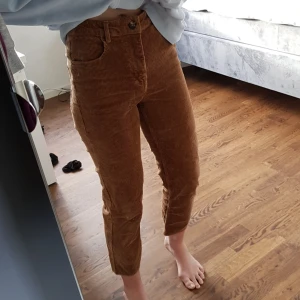Bruna manchesterbyxor  - Säljer mina bruna manchesterbyxor från hm. Köpta vinterns 2020. Säljer pga av att de är lite för korta för mig som är 1,75.