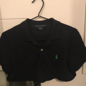 Ralph Lauren Polo tröja Strl M  - Super fin tröja men kort! Passar inte mig på grund av att den är för kort för mig (stora bröst funkar inte). Tröjan är köpt för ganska länge sen men är knappt använd. Ingen extra frakt tillkommer! 