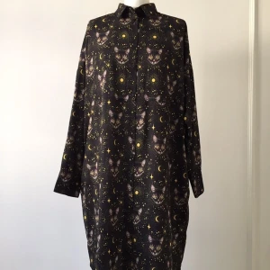 Monki space cat strl xs - Lång skjortklänning med temat ”space cat”. Storlek xs, aldrig använd. 