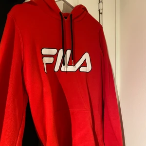 Fila hoodie - Röd fila hoodie, är stl L men är mer som en M. Fint skick! Använd fåtal gånger❣️ frakt tillkommer! 