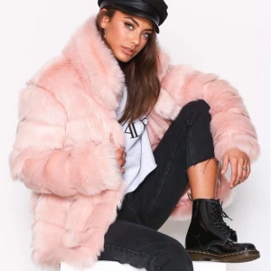 NY Rosa Fluffig Jacka - Helt NY fluffig, supermjuk jacka säljes! Aldrig använd, lappen sitter kvar. 🌸  Märke: NLY Trend. Storlek: 40. Nypris: 999 kr. Säljes för 400 kr. ✨ Kan hämtas i Bandhagen eller skickas mot frakt (122kr med spårbar frakt) 📦 