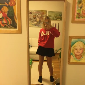 Svart tenniskjol - Säljer den då jag aldrig använder den. Söpt från Zara, storlek S. Köpt för 300kr. Skriv om det finns frågor