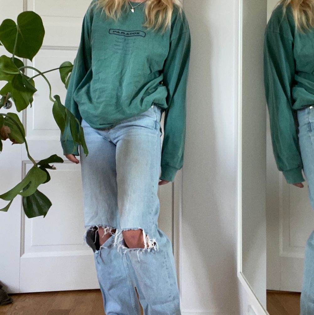 SĂ€ljer nu min svincoola tröja ifrĂ„n Urban Outfitters dĂ„ den inte lĂ€ngre kommer till anvĂ€ndning. SĂ„ snygg grön fĂ€rg med coolt tryck pĂ„ ryggen och ett mindre pĂ„ framsidan. Ordinarie pris 500kr đâĄïžđ«. Toppar.