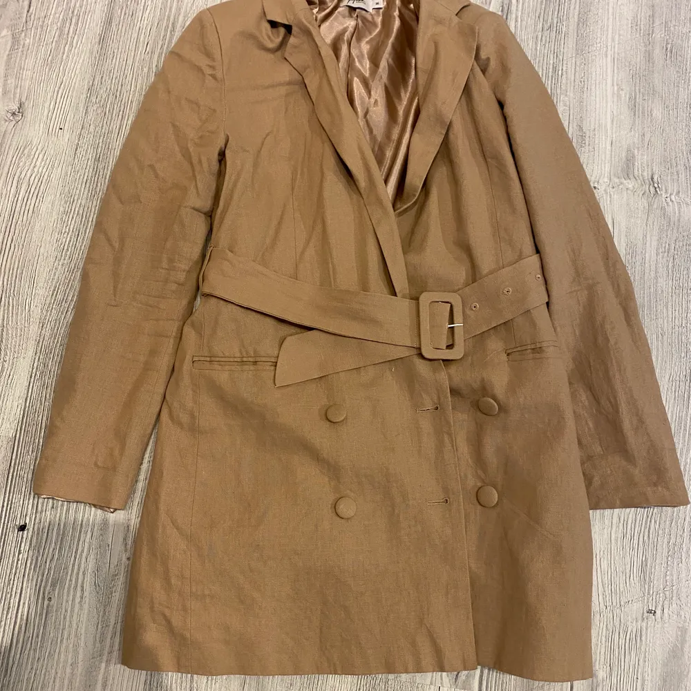 Säljer en beige blazer från NAKD i storlek 36. Super fin och har verkligen älskar denna men har tyvärr växt ur den. Frakt tillkommer🤎. Kostymer.