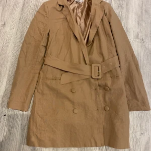 BLAZER - Säljer en beige blazer från NAKD i storlek 36. Super fin och har verkligen älskar denna men har tyvärr växt ur den. Frakt tillkommer🤎