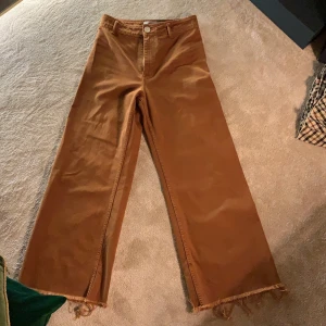 Bruna jeans - Säljer dessa höstiga jeans från Zara i storlek 38💞 