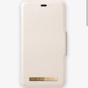 iPhone 11 PRO skal - Ett oanvänt iPhone 11 pro skal från ideal of Sweden som är precis som nytt! Det är superfint men beställde tyvärr fel storlek. Personen står för frakten💕