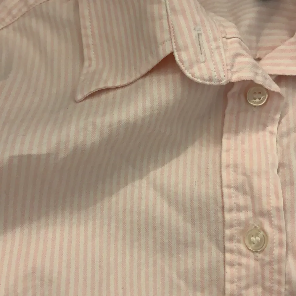 Gant skjorta i storlek 34, använd 4 gånger, rosa vit randig . Skjortor.