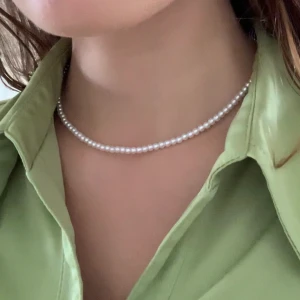 pärlhalsband🤎 - pärlhalsband med små pärlor som jag gjort själv, finns flera stycken🤎 pärlorna är akryl i pärl imitation och sitter på en stretchig tråd🥰 frakt 11kr