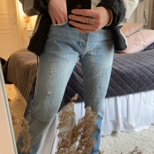Zara jeans - Ett par helt oanvända jeans från Zara där till och med lapparna sitter kvar!🥰 Modellen ”The real slim boyfriend with vintage repair”.  Då de är för stora för mig i midjan söker den nu en ny ägare. Storlek 36 men skulle säga att de är som 38. 