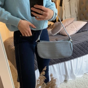 Jeans - Jeans från Only i storlek Xs/32. Dessa är ganska tajta i modellen🥰