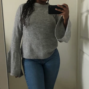 Stickad tröja men utsvängda armar - Jätte fin tröja köpt från mango! Nypris 129kr