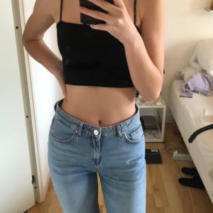 Jeans - Sjukt snygga och bekväma jeans från bik bok. Några små slitningar på ena sidan av höften då jag åkt longboard med de. Inget som märks. Jag är 184 och de är lagom långa på mig men de passar även kortare.