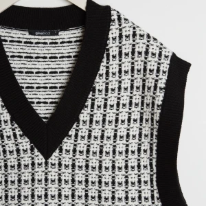 Stickad väst - Helt slutsåld stickad väst från Ginatricot. Använd ca 4 gånger, så den är så gott som ny. 480 i nypris💘 högsta budet: 250 kr