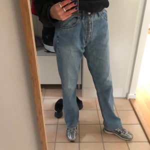 Levis Jeans 501 - Ett par skit snygga Levis jeans 501 som jag köpte här på plick! Säljer dom för att dom ej satt bra på mig.  Storleken är w32 l36 och det är mid waits  Sitter bra på min syster (bild 2 och 3) som är ungefär 176cm lång! Pris 400 + frakt!!  