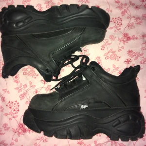 svarta buffalo sneakers - (finns i budgivning på tradera, skynda o fynda!!;-)).                                                säljer mina otroligt snygga och sparsamt använda buffalo sneakers i strl 39! 