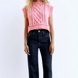 Stickad väst från Zara - Oanvänd väst från Zara! Säljer pga att prislappen på tröjan är borta, så kan inte lämna tillbaka den i butik. Säljer den för 300 inklusive frakt!