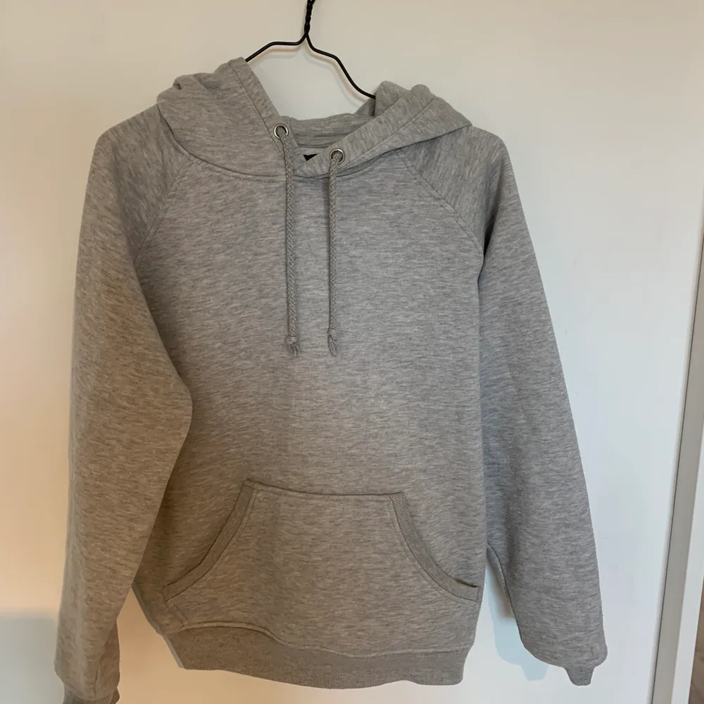 En grå hoodie från Bik Bok som är sjukt mysig, varm och skön! Jag har dock lite för många hoodies så nu säljer jag denna! Nypris:300kr!! Du står för frakten . Hoodies.
