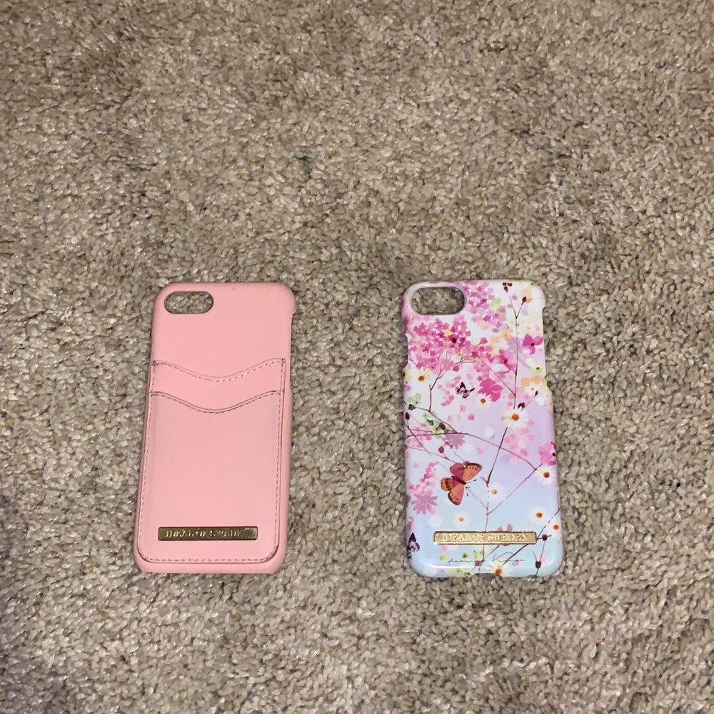 Detta är totalt 9 st iPhone 6,7,8 skal som är i fint skick. Två av dessa skal är ideal of sweden och är i samma skick. En liten spricka på ett skal men är osynlig och väldigt minimalt. De flesta skal är inte ifrån Sverige och är då svårare att få tag på. IOS - skalen kostar 50 kr styck, och övriga 30 kr styck. Medan Ariana Grande skalet kostar 40 kr. Frakt betalar köparen. Man kan dessutom köpa alla 9 skal för 350 kr, eller om ni vill förhandla om priser. Skriver ni bara privat till mig ❣️ (BTW VET INTE VAD FRAKTEN KOSTAR, UTAN TOG BARA NÅGOT) MEN TAR REDA PÅ FRAKLOSNAD VID INRESERADE KUNDER.. Accessoarer.