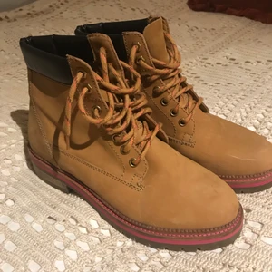 Kängor - Beiga kängor från Bershka. Aldrig använda. Nyskick. 