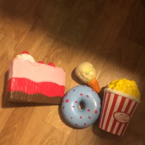 Squishys - 4 st squishys, har några skador 45 kr för Alla