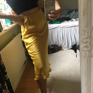  - Hej! Jag säljer en gul/guldig satinkjol från boohoo, den är i nyskick och oanvänd då jag inte haft tillfälle att använda den! Fraktar eller möts upp i uppsala C, kram Tyra💛