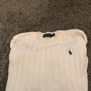 Ralph lauren tröja  - En Ralph lauren sweatshirt stickad. Använt endast två gånger, köpte den för 1000 kr.