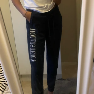 Hollister mjukisbyxor  - Mörkblå Hollister mjukisbyxor, storlek: xs/s. Knappt använda, bra skick. 