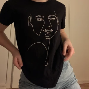 Ascool tisha🖤 - En ascool t-shirt med ett lineface tryck på🖤 skriv till mig om du är intreserad eller undrar över något!
