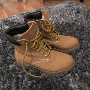 Skor - Säljer dessa snygga kängor, knappt använda, nytt skick, inget slitage!