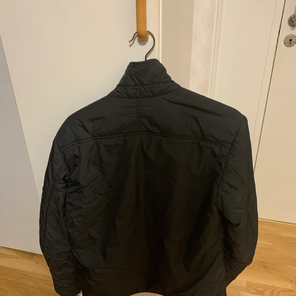 En fin Stone Island jacka som legat o skräpat i min garderob. Endast använd några gånger. Condition: 9/10, absolut inga fel. Äkthetsbevis finns. Jackor.