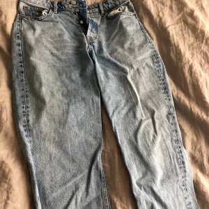Straight jeans - Sjukt snygga raka jeans som tyvärr inte passar mig, helt utsålda på zara då de var väldigt populära!