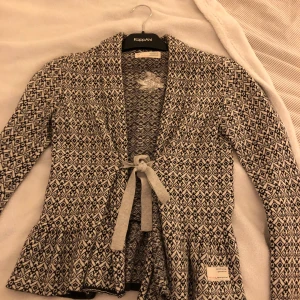 Oddmolly - Säljer min superfina oddmolly kofta som jag tyvärr inte använder längre. Absolut inga fel och fortfarande super fräsch. 