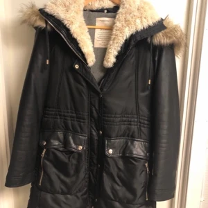 Vinter jacka  - Jätte fin och härlig vinterjacka. Storlek m knappt använd så den är som ny! 