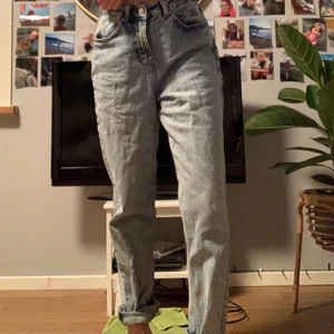 Ljusblå momjeans - Ljusblå momjeans som är köpta i London. Dom är i ett superfint skick. OBS!!! Köparen står för frakten!!💕