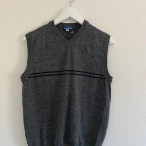 Grå stickad väst - Snygg grå stickad väst som är köpt på secondhand. Tyvärr är den för liten. Bra skick och skönt material. Köpare står för frakt.