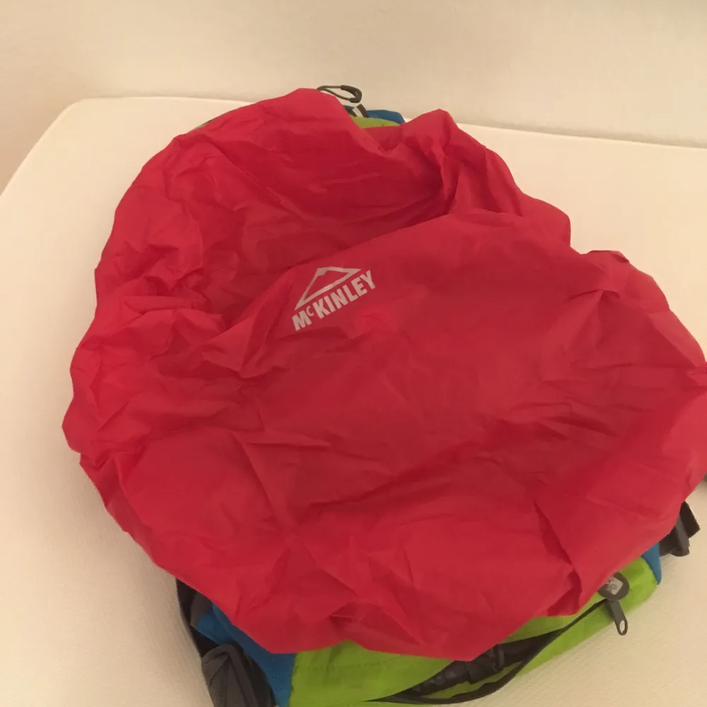 En sportig ryggsäck med bra fack och skydd för regn. . Väskor.