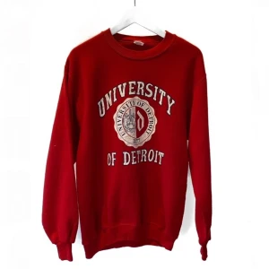 Röd vintage sweater med vitt tryck  - röd vintage sweater med vitt tryck ⚡️ buda från 450, säljes direkt för 600 + frakt ⚡️