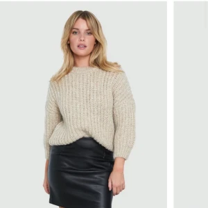 Stickad oanvänd tröja från bikbok - Fick denna tröja för ca 1 vecka sedan, tröjan är oanvänd och i nyskick. Nypris 399 säljer för 200🤍köpare står för frakten!