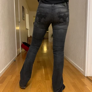 Jeans - Säljer dessa gråa jeans på grund av att de är för små. Coola bakfickor. Storlek W27 L34.