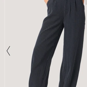 Kostymbyxor från Nakd - Kostymbyxor från Nakd i storlek 36. Aldrig använda. Nypris cirka 500kr.