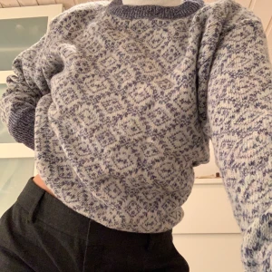 Mysig stickad tröja - Stickad tröja med mönster köpt på Beyond retro för 300kr. Ett hål vid nedre ärmen, fanns där när jag köpte tröjan. Säljer för 120kr + frakt