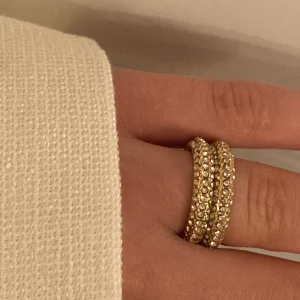 Tvåpack ringar  - Superfina ringar! Helt nya men säljer vidare för dessa var för små för mig. Säljer för 165kr inklusive frakt 