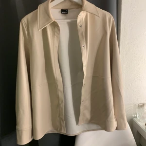 Skinnskjorta  - Gina tricot! Andvänd 1 gång