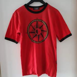Vintage röd t-shirt med tryck. Står inte storlek men uppskattar till ca storlek S/M. Fraktkostnad blir 45kr.