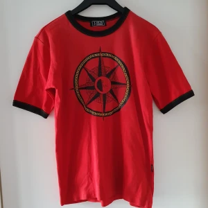 Vintage röd t-shirt - Vintage röd t-shirt med tryck. Står inte storlek men uppskattar till ca storlek S/M. Fraktkostnad blir 45kr.